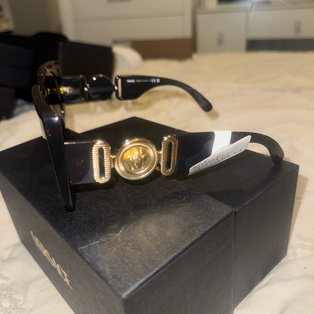 BRAND NEW !! Never worn or used ! Versace Tortoise sunglasses - Picture 2 of 5